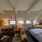 & Hotell 3*
