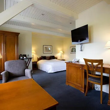 Hotel &