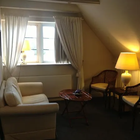 & Hotell 3*